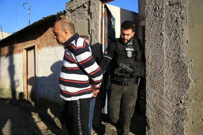 Porto Alegre, RS, Brasil, 08/09/2022 - Operação policial ataca lideranças de facções que tentaram acordo para encerrar guerra em Porto Alegre. Na foto, Paulo Ricardo Santos da Silva, o Paulão da Conceição, é preso durante operação em Porto Alegre nesta quinta-feira (08/09/22). - Foto: Ronaldo Bernardi/Agência RBS<!-- NICAID(15200504) -->