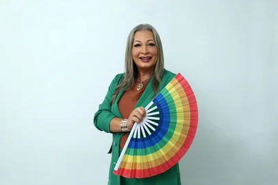 A ativista Cleo Araújo lançou nesta segunda-feira (10) a pré-venda de seu primeiro livro. “Minha família em tons de rosa” (Ed. Literando, 182 p.) será lançado em maio, no aniversário da Casa de Acolhimento da ONG Construindo Igualdade, e aborda a temática da exclusão familiar de pessoas LGBTQIA+. Os exemplares podem ser adquiridos antecipadamente até o dia 6 de abril, pela plataforma Benfeitoria (https://benfeitoria.com/projeto/livrocleoaraujo).<!-- NICAID(15974608) -->