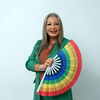 A ativista Cleo Araújo lançou nesta segunda-feira (10) a pré-venda de seu primeiro livro. “Minha família em tons de rosa” (Ed. Literando, 182 p.) será lançado em maio, no aniversário da Casa de Acolhimento da ONG Construindo Igualdade, e aborda a temática da exclusão familiar de pessoas LGBTQIA+. Os exemplares podem ser adquiridos antecipadamente até o dia 6 de abril, pela plataforma Benfeitoria (https://benfeitoria.com/projeto/livrocleoaraujo).<!-- NICAID(15974608) -->