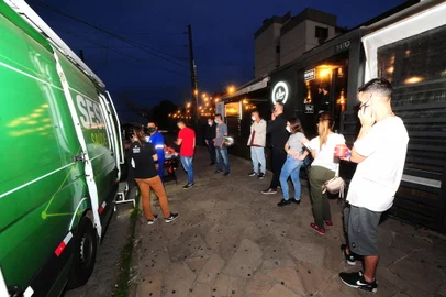 CAXIAS DO SUL, RS, BRASIL, 02/09/2021. Para atrair jovens, Secretaria da Saúde promove Vacinight em parceria com SEGH, Sesi e casas noturnas. A ação pretende vacinar pessoas de 18 a 40 anos, em frente ao La Birra. (Porthus Junior/Agência RBS)<!-- NICAID(14879884) -->
