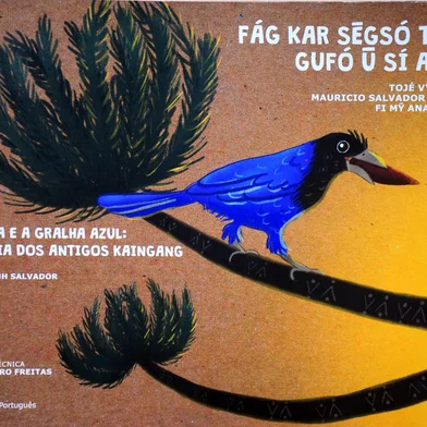 CAXIAS DO SUL, RS, BRASIL, 17/04/2023. O livro "A araucária e a gralha-azul: uma história dos antigos kaingangs" foi lançado no Festival Internacional Literário de Gramado (FiliGram), em 2022. A obra é de autoria de Maurício Ven-tãin Salvador Salvador e Ana Carolina da Costa e Fonseca, com ilustrações de Mauren Veras e estará à venda no dia do evento, por R$ 50,00. (Porthus Junior/Reprodução)Indexador:                                 <!-- NICAID(15404812) -->