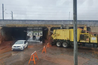 Reabertura da comporta 12 em porto alegre. Trânsito liberado em um dos sentidos<!-- NICAID(16094256) -->