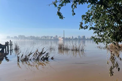 Sem água e luz, Ilha Mauá, em Porto Alegre, está praticamente abandonada após enchente.Das cerca de 80 famílias que vivem no local, apenas quatro voltaram para casa.Única rua da ilha está tomada por barro, e ainda há pontos com lâminas d’água.<!-- NICAID(15787194) -->