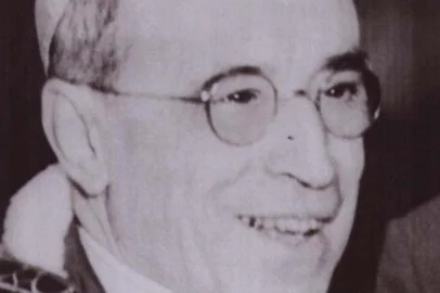 Pio XII foi eleito em 1939. Nascido no dia 2 de março de 1876, em Roma,Eugenio Maria Giuseppe Giovanni Pacelli foi eleito Papa no dia 2 de março de1939 (aos 63 anos), ficando no cargo até o dia da sua morte, em 9 de outubrode 1958. Sua ação na II Guerra Mundial tem sido alvo de debate e polêmica. #PÁGINA:34 Fonte: AP Fotógrafo: AP<!-- NICAID(450578) -->