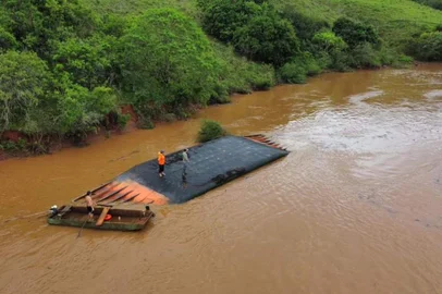 VÍDEO: Balsa vira no Rio Uruguai e deixa uma pessoa desaparecida<!-- NICAID(15571951) -->