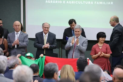 **FOTOGRAFIA INDEXADA A PEDIDO DE CIRO FABRES**Deputado estadual Pepe Vargas, vice-presidente Geraldo Alckmin e novo ministro do Desenvolvimento Agrário, Paulo Teixeira.<!-- NICAID(15311532) -->