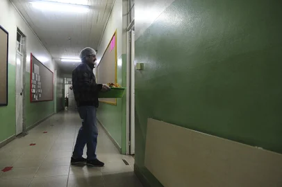 CAXIAS DO SUL, RS, BRASIL, 12/07/2022. Pelo segundo dia consecutivo, 78 escolas — dentre as 81 da rede municipal de Caxias do Sul — iniciaram a terça-feira (12) sem uma solução para a falta de merendeiras e higienizadoras. Na EMEF Angelina Sassi Comandulli, que atende a 720 estudantes no bairro Santa Fé, professores e funcionários de administrativo voltaram a atuar na cozinha. Na foto, Gilmar Ramos da Silva, 55 anos, auxiliar administrativo da escola. (Bruno Todeschini/Agência RBS)<!-- NICAID(15146713) -->