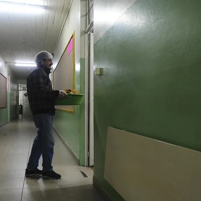 CAXIAS DO SUL, RS, BRASIL, 12/07/2022. Pelo segundo dia consecutivo, 78 escolas — dentre as 81 da rede municipal de Caxias do Sul — iniciaram a terça-feira (12) sem uma solução para a falta de merendeiras e higienizadoras. Na EMEF Angelina Sassi Comandulli, que atende a 720 estudantes no bairro Santa Fé, professores e funcionários de administrativo voltaram a atuar na cozinha. Na foto, Gilmar Ramos da Silva, 55 anos, auxiliar administrativo da escola. (Bruno Todeschini/Agência RBS)<!-- NICAID(15146713) -->