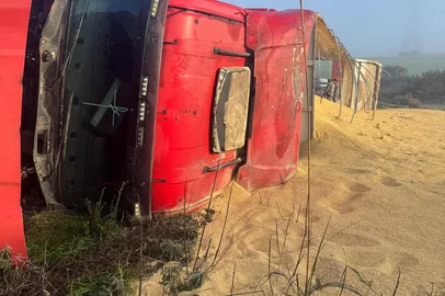 Caminhão de farelo de soja tomba na RS-463 e trânsito está em meia pista<!-- NICAID(16098702) -->