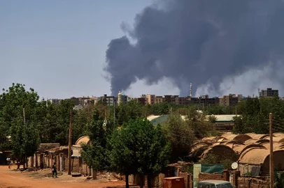 Smoke billows over buildings in Khartoum on May 1, 2023 as deadly clashes between rival generals' forces have entered their third week. - The top United Nations humanitarian official is heading to the Sudan region due to the "rapidly deteriorating humanitarian crisis" in the conflict-racked country, the UN chief said. (Photo by AFP)<!-- NICAID(15417542) -->