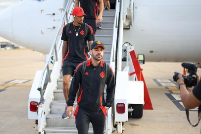 Bruno Henrique na chegada do Inter ao Uruguai<!-- NICAID(16037205) -->