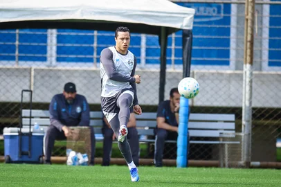 Lucas Uebel / Grêmio/Divulgação RS - FUTEBOL/ TREINO GREMIO 2026 - ESPORTES - Jogadores do Gremio realizam treino técnico durante a manha desta terca-feira, no CT Luiz Carvalho, na preparação para partida valida pelo Campeonato Brasileiro 2026. Na foto, Marlon. FOTO: LUCAS UEBEL/GREMIO FBPA<!-- NICAID(16362971) -->