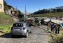 Caminhão arrasta fios, derruba postes e veículo é atingido no bairro Fátima, em Caxias do Sul