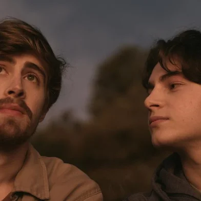 A trama remete ao clássico Romeu e Julieta, de William Shakespeare. Só que, nessa versão contemporânea ambientada no Rio Grande do Sul, os protagonistas são dois homens: Pássaro (Gui Mallmann) e Ângelo (João Pedro Prates), jovens que se conhecem desde a infância e desafiam a culpa e os próprios medos para viver um amor proibido, moldando assim o destino dos personagens.Com direção de Angelisa Stein, filme estreia em Porto Alegre no dia 6 de fevereiro. Título entrará em cartaz em outras capitais brasileiras, como Rio de Janeiro e São Paulo, no dia 13 de fevereiro.Fez parte da equipe o diretor de fotografia Bruno Polidoro, de Caxias do Sul.<!-- NICAID(15960033) -->