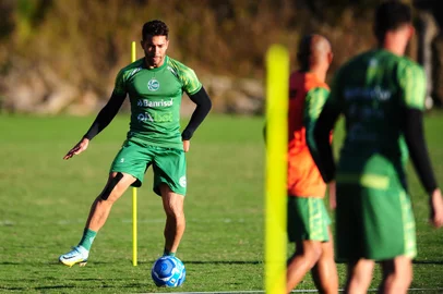 CAXIAS DO SUL, RS, BRASIL, 10/05/2023. Treino do Juventude no Centro de Formação de Atletas e Cidadãos (Cfac) - o Ju está disputando a série B do Campeonato Brasileiro. Na foto, volante Jean Irmer volante (Porthus Junior/Agência RBS)<!-- NICAID(15425349) -->