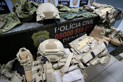 PORTO ALEGRE, RS, BRASIL, 21-01-2026: Operação polícial. Operação do DNARC deflagrada na madrugada dessa quarta-feira(21), predeu dois homens e uma mulher com fardamentos militares, armas e munições.  Foto: Ronaldo Bernardi/Agência RBS<!-- NICAID(16208059) -->
