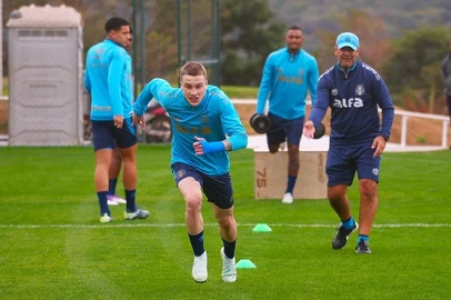 Igor Serrote treino com bola.