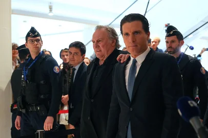 French actor Gerard Depardieu (C) walks with his lawyer  Jeremie Assous (R) as he arrives for the opening of his trial in which he is accused of sexually abusing two women during a film shoot in 2021, at the Paris criminal court in the Tribunal de Paris courthouse, on March 24, 2025. Depardieu, 76, who has made more than 200 films and television series, has been accused of improper behaviour by around 20 women but this is the first case to come to trial. The two plaintiffs -- Amelie, 54, a set dresser, and Sarah (name changed), 34, an assistant director -- allege sexual assault during the filming in 2021 of "Les Volets Verts" ("The Green Shutters") by director Jean Becker. (Photo by Dimitar DILKOFF / AFP)Editoria: CLJLocal: ParisIndexador: DIMITAR DILKOFFSecao: trialsFonte: AFPFotógrafo: STF<!-- NICAID(16001827) -->