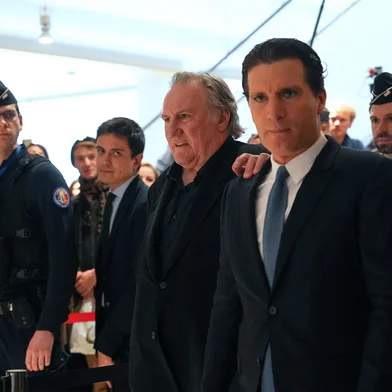 French actor Gerard Depardieu (C) walks with his lawyer  Jeremie Assous (R) as he arrives for the opening of his trial in which he is accused of sexually abusing two women during a film shoot in 2021, at the Paris criminal court in the Tribunal de Paris courthouse, on March 24, 2025. Depardieu, 76, who has made more than 200 films and television series, has been accused of improper behaviour by around 20 women but this is the first case to come to trial. The two plaintiffs -- Amelie, 54, a set dresser, and Sarah (name changed), 34, an assistant director -- allege sexual assault during the filming in 2021 of "Les Volets Verts" ("The Green Shutters") by director Jean Becker. (Photo by Dimitar DILKOFF / AFP)Editoria: CLJLocal: ParisIndexador: DIMITAR DILKOFFSecao: trialsFonte: AFPFotógrafo: STF<!-- NICAID(16001827) -->