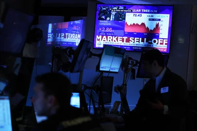 Markets Open Monday Morning After Plummeting Prior Week On Tariff NewsNEW YORK, NEW YORK - APRIL 07: News Is displayed on a television as traders work on the floor of the New York Stock Exchange during morning trading on April 07, 2025 in New York City. All three major stock indexes dipped again at the opening of the stock market for the third straight day with the Dow Jones dropping over 1000 points and the S & P 500 nearing bear market territory amid U.S. President Donald Trump's sweeping new tariffs and other countries' retaliations.   Michael M. Santiago/Getty Images/AFP (Photo by Michael M. Santiago / GETTY IMAGES NORTH AMERICA / Getty Images via AFP)Editoria: FINLocal: New YorkIndexador: MICHAEL M. SANTIAGOSecao: market and exchangeFonte: GETTY IMAGES NORTH AMERICAFotógrafo: CONTRIBUTOR<!-- NICAID(16011729) -->