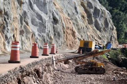 DNIT realiza obras entre kms 178 e 181 na BR-116, em Nova Petrópolis. Obras estão em andamento desde junho de 2023. Foto de quinta-feira (13).<!-- NICAID(15789507) -->