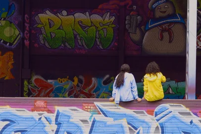 O documentário conta a história do festival “R’Evolução”, que ocorreu na Escola Santa Catarina, em Caxias do SulUm média-metragem sobre grafite e hip hop chega na Sala de Cinema Ulysses Geremia no dia 23 de janeiro, com sessão às 19h30min. O documentário mostra como foram os cinco dias do festival, que ocorreu em setembro de 2023, na Escola Santa Catarina. “R’Evolução” conta com a presença dos artistas Fábio Panone (Flop), Augusto Bazzo (Gutera), Felipe Borges (Eti), DJ Hood, entre outros. No dia da exibição os artistas estarão presentes para prestigiar, com apresentação do DJ Hood, e também uma breve recepção dos artistas e dos produtores. <!-- NICAID(15656899) -->