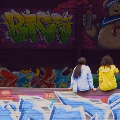O documentário conta a história do festival “R’Evolução”, que ocorreu na Escola Santa Catarina, em Caxias do SulUm média-metragem sobre grafite e hip hop chega na Sala de Cinema Ulysses Geremia no dia 23 de janeiro, com sessão às 19h30min. O documentário mostra como foram os cinco dias do festival, que ocorreu em setembro de 2023, na Escola Santa Catarina. “R’Evolução” conta com a presença dos artistas Fábio Panone (Flop), Augusto Bazzo (Gutera), Felipe Borges (Eti), DJ Hood, entre outros. No dia da exibição os artistas estarão presentes para prestigiar, com apresentação do DJ Hood, e também uma breve recepção dos artistas e dos produtores. <!-- NICAID(15656899) -->