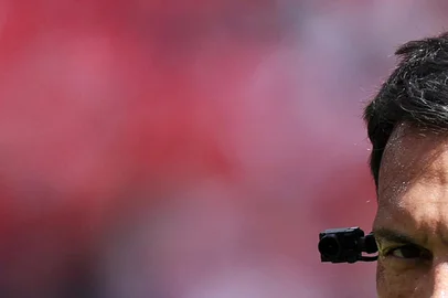 Francois Nel/Getty Images/AFP / GETTY IMAGES NORTH AMERICA Canada v Bosnia and Herzegovina: Group B - FIFA World Cup 2026TORONTO, ONTARIO - JUNE 12: Referee Facundo Tello looks on while wearing a mini referee camera during the FIFA World Cup 2026 Group B match between Canada and Bosnia and Herzegovina at Toronto Stadium on June 12, 2026 in Toronto, Ontario. Francois Nel/Getty Images/AFP (Photo by Francois Nel / GETTY IMAGES NORTH AMERICA / Getty Images via AFP)Editoria: SPOLocal: TorontoIndexador: FRANCOIS NELSecao: soccerFonte: GETTY IMAGES NORTH AMERICAFotógrafo: CONTRIBUTOR<!-- NICAID(16306433) -->