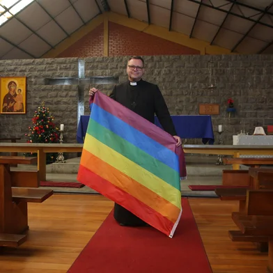 CAXIAS DO SUL, RS, BRASIL, 12/12/2024. Auderli Sidnei Schroeder é o primeiro sacerdote gay da Igreja Anglicana de Caxias do Sul<!-- NICAID(15934822) -->