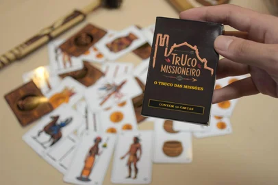 Truco Missioneiro: jovem de São Miguel das Missões cria baralho temático da cultura guarani<!-- NICAID(16052695) -->