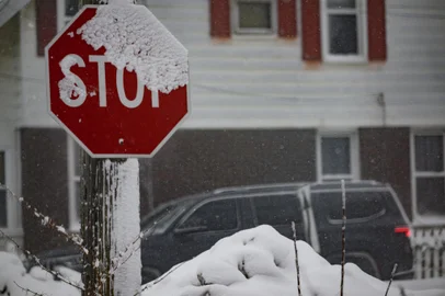 Third Lake-Effect Storm In Two Weeks Brings More Snow To Great Lakes RegionERIE, PENNSYLVANIA - DECEMBER 12: Snow collects on a stop sign on December 12, 2024 in Erie, Pennsylvania. Heavy snow, high winds and falling temperatures and wind chills are in the Friday forecast for Erie County. The weather service notes that travel could be difficult at times, and the Pennsylvania Department of Transportation has activated vehicle restrictions on interstates in northwestern Pennsylvania.  Jeff Swensen/Getty Images/AFP (Photo by JEFF SWENSEN / GETTY IMAGES NORTH AMERICA / Getty Images via AFP)Editoria: WEALocal: ErieIndexador: JEFF SWENSENSecao: reportFonte: GETTY IMAGES NORTH AMERICAFotógrafo: CONTRIBUTOR<!-- NICAID(15937034) -->
