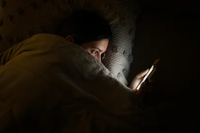 Canoas, RS, Brasil, 25-04-2025: A estudante de fisioterapia Sofia Petersen, 18 anos, usa o celular no quarto dela, no bairro Harmonia, em Canoas. Por vezes, esse comportamento pode deixar o sono desregulado, o que acaba afetando a rotina ao longo do dia. Pesquisa da Ufrgs aponta que jet lag social, um transtorno do sono, prejudica muitos jovens e adolescentes no Brasil. Foto: Mateus Bruxel / Agência RBS<!-- NICAID(16024249) -->