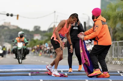 Porto Alegre, RS, Brasil, 08/06/2025 - 40ª Maratona Internacional de Porto Alegre. Na foto, Wendell, vencedor da categoria masculina. - Foto: Jefferson Botega/Agência RBSIndexador: jeff botega<!-- NICAID(16054919) -->