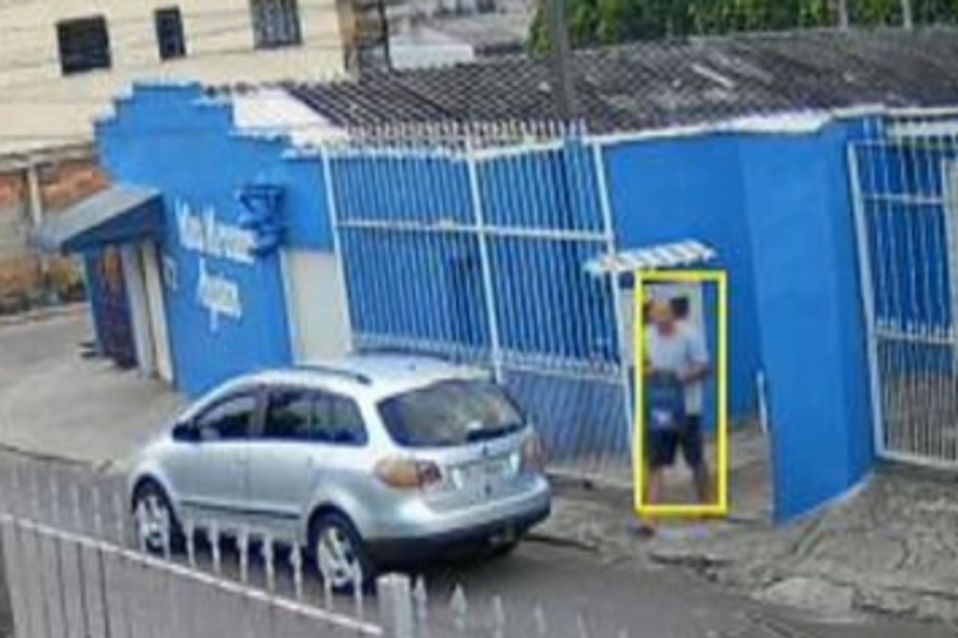 Imagens mostram suspeito na casa de fam&iacute;lia tr&ecirc;s dias ap&oacute;s desaparecimento em Cachoeirinha