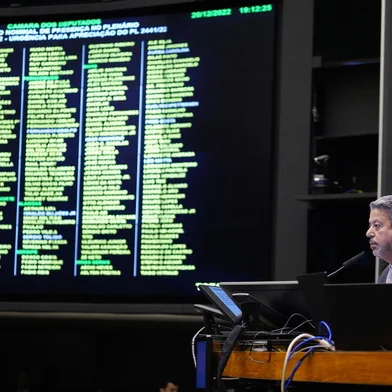 A Câmara dos Deputados analisa agora a PEC da Transição (32/22, do Senado), que permite ao novo governo deixar de fora do teto de gastos R$ 145 bilhões nos orçamentos de 2023 e 2024 para bancar despesas como o Bolsa Família, o Auxílio Gás e a Farmácia Popular.Fonte: Agência Câmara de Notícias<!-- NICAID(15301132) -->