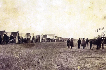 Vista do mercado de Lambaré, situado no lado esquerdo da fortaleza de Humaitá. Foto feita após a conquista da região pelos aliados durante a Guerra do Paraguai, em 1868. Note-se a bandeira do Império do Brasil do lado direito.<!-- NICAID(11104179) -->