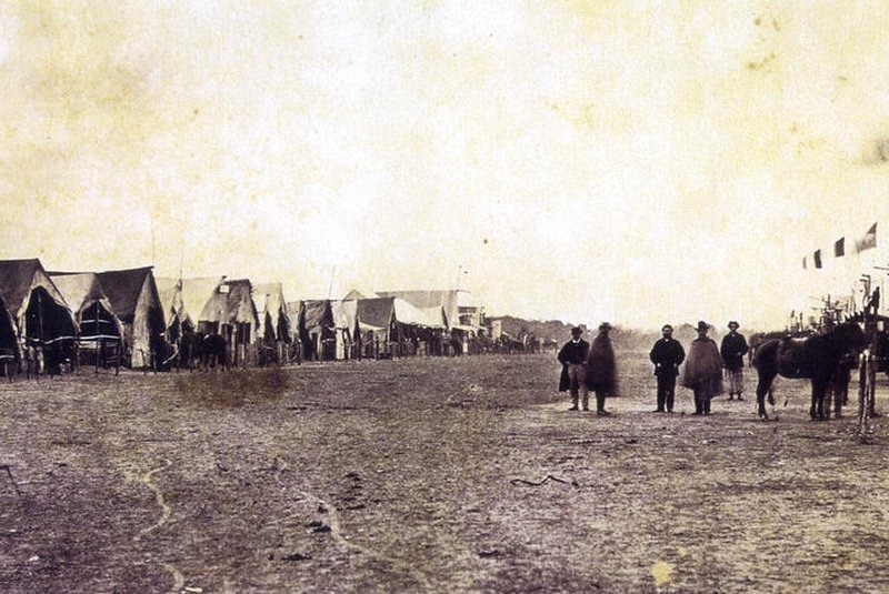 Vista do mercado de Lambaré, situado no lado esquerdo da fortaleza de Humaitá. Foto feita após a conquista da região pelos aliados durante a Guerra do Paraguai, em 1868. Note-se a bandeira do Império do Brasil do lado direito.<!-- NICAID(11104179) -->