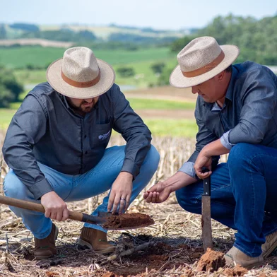 ÁGUA SANTA, RS, BRASIL, 03-04-2023: Técnicos analisando o solo em uma propriedade de Água Santa, do projeto Nosso Solo, Nossa Colheita, do sistema Ocergs. Foto: Coasa/DivulgaçãoIndexador: GutoLinhares<!-- NICAID(16153425) -->