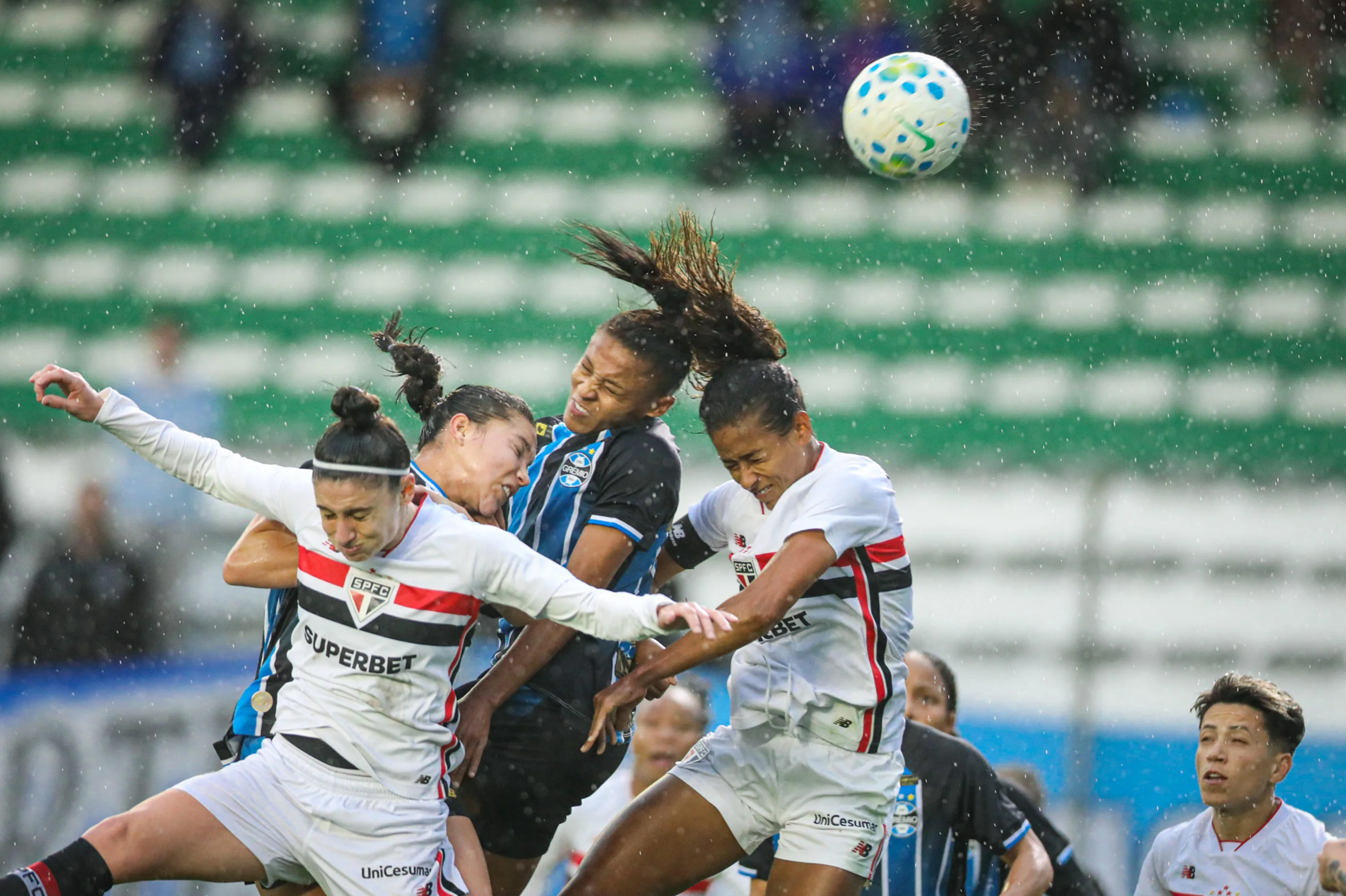 Grêmio empata com São Paulo e mantém esperanças no Brasileirão feminino
