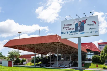 A Movelsul Brasil 2025 abre oficialmente nesta segunda-feira (17), às 13h30min. Considerada a maior feira de móveis da América Latina, a feira segue até 20 de fevereiro no Parque de Eventos de Bento Gonçalves. São mais de 200 expositores, uma vez que todos os espaços da estrutura foram comercializados. <!-- NICAID(15977433) -->