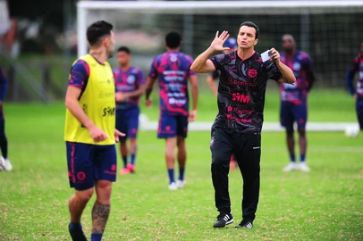 CAXIAS DO SUL, RS, BRASIL, 24/04/2025. Primeiro treino do novo técnico do Caxias, Júnior Rocha,  no CT Baixada Rubra Vanderlei Bersaghi. A SER Caxias está disputando a série C do Campeonato Brasileiro 2025. (Porthus Junior/Agência RBS)<!-- NICAID(16023739) -->