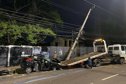 Uma jovem de 18 anos morreu e outras duas pessoas ficaram feridas após o carro em que elas estavam colidir contra um poste na Avenida Cavalhada, na zona Sul de Porto Alegre. <!-- NICAID(16018816) -->