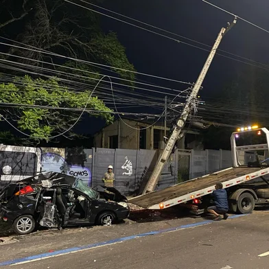 Uma jovem de 18 anos morreu e outras duas pessoas ficaram feridas após o carro em que elas estavam colidir contra um poste na Avenida Cavalhada, na zona Sul de Porto Alegre. <!-- NICAID(16018816) -->