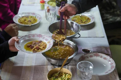Cachoeirinha, RS, Brasil – Leomar Batista prepara mocotó caseiro em seu fogão, mantendo viva uma tradição culinária passada de geração em geração. O prato, símbolo da cozinha afetiva do Sul, é feito com paciência e ingredientes simples, mas carregado de sabor e memória.Indexador: jeff botega<!-- NICAID(16083283) -->