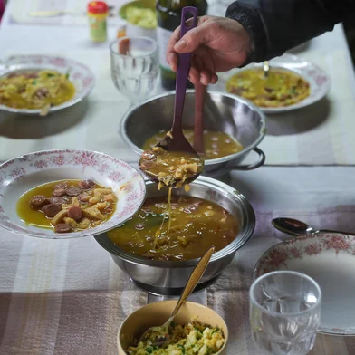 Cachoeirinha, RS, Brasil – Leomar Batista prepara mocotó caseiro em seu fogão, mantendo viva uma tradição culinária passada de geração em geração. O prato, símbolo da cozinha afetiva do Sul, é feito com paciência e ingredientes simples, mas carregado de sabor e memória.Indexador: jeff botega<!-- NICAID(16083283) -->