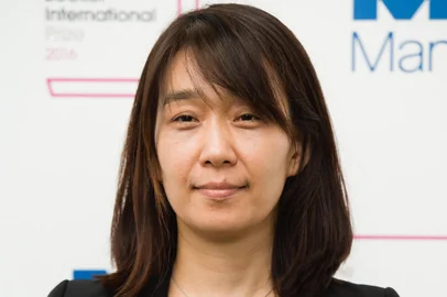 (FILES) Korean author Han Kang poses for a photograph with her book The Vegetarian at a photocall in London on May 15, 2016, ahead of the announcement of the winner of the 2016 Man Booker International Prize. South Korean author Han Kang won the Nobel Prize in Literature 2024, it was announced on October 10, 2024. (Photo by Leon NEAL / AFP)Editoria: ACELocal: LondonIndexador: LEON NEALSecao: literatureFonte: AFPFotógrafo: STF<!-- NICAID(15887765) -->
