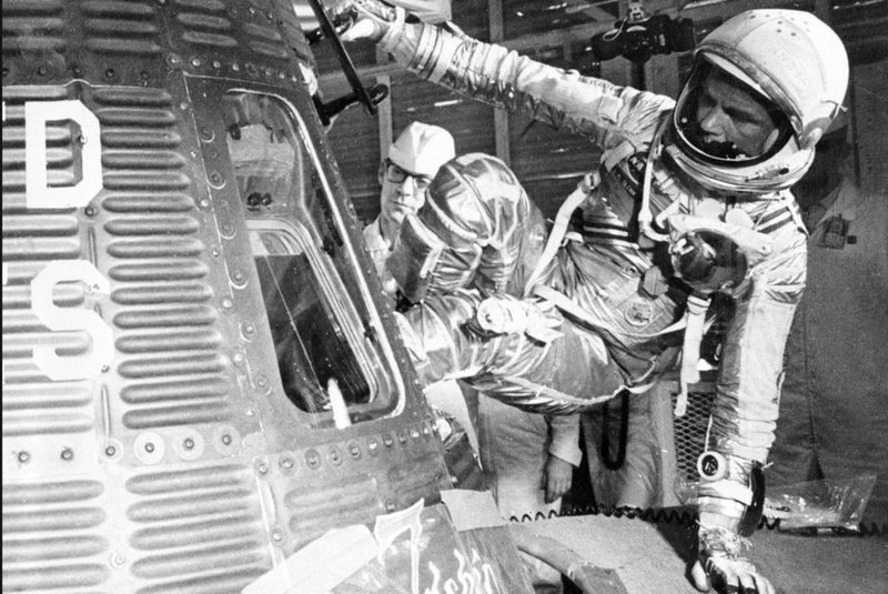 US-SPACE-GLENNUS astronaut John Glenn is about to get into the Mercury capsule Friendship 7 on February 20, 1962 for his NASA's Mercury program space flight in which he became the first American to orbit the Earth. (Photo by NASA / AFP)Editoria: SCILocal: Cape CanaveralIndexador: -Secao: space programmeFonte: NASA<!-- NICAID(15022766) -->