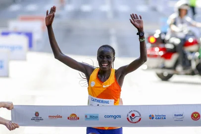 Kenyan runner Catherine Reline crosses the finish line to win the 98th 15-km Sao Silvestre international race in Sao Paulo, Brazil, on December 31, 2023. (Photo by Miguel Schincariol / AFP)Editoria: SPOLocal: Sao PauloIndexador: MIGUEL SCHINCARIOLSecao: marathonFonte: AFPFotógrafo: STR<!-- NICAID(15944581) -->