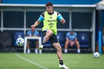 Treino GremioRS - FUTEBOL/ TREINO GREMIO 2023 - ESPORTES - Jogadores do Gremio realizam treino tÃ©cnico durante a manha deste sabado, no CT Luiz Carvalho, na preparaÃ§Ã£o para a partida valida pelo Campeonato Brasileiro 2023. FOTO: LUCAS UEBEL/GREMIO FBPA. CarballoEditoria: SPOLocal: Porto AlegreIndexador: Lucas UebelSecao: futebolFonte: Gremio.netFotógrafo: Treino Gremio<!-- NICAID(15603623) -->