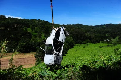 CAXIAS DO SUL, RS, BRASIL, 01/12/2023. Carro, Corsa, desce ribanceira, cai em parreiral e deixa três adolescentes feridos em Caxias do Sul.  O acidente aconteceu na Rua Maurício Sirotsky Sobrinho, bairro São Victor Cohab, próximo à escola José de Alencar. (Porthus Junior/Agência RBS)<!-- NICAID(15614499) -->
